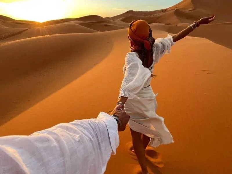 Découvrez la magie du désert marocain avec un circuit sur mesure à Merzouga. Trek, bivouac et aventure inoubliable avec Vip Voyage!